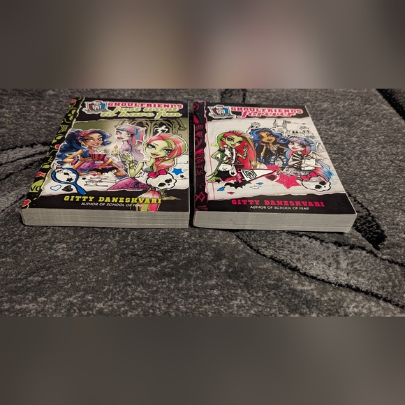 Monster High soft cover books x2 - Picture 5 of 7